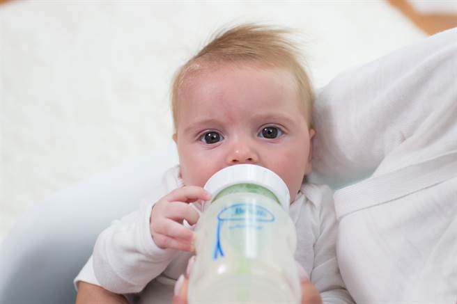 挑选正确的辅助产品，可使新手爸妈减少拍嗝的时间。图/布朗博士提供