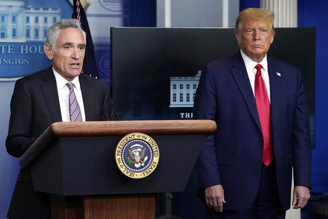 美国总统川普的防疫爱将、白宫防疫小组成员阿特拉斯自任职以来争议不断，让美国疾病预防与管制中心主任芮斐德私下直呛阿特拉斯向川普提供的防疫政策完全是误导，没一句话是对的。图为阿特拉斯（左）与川普。（美联社）