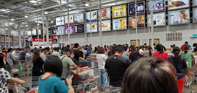有民眾表示，今（29日）下午去美式卖场好市多（Costco）採购遇到爆炸性人潮，排队30分钟都走不到收银台。（摘自Costco好市多 商品经验老实说）