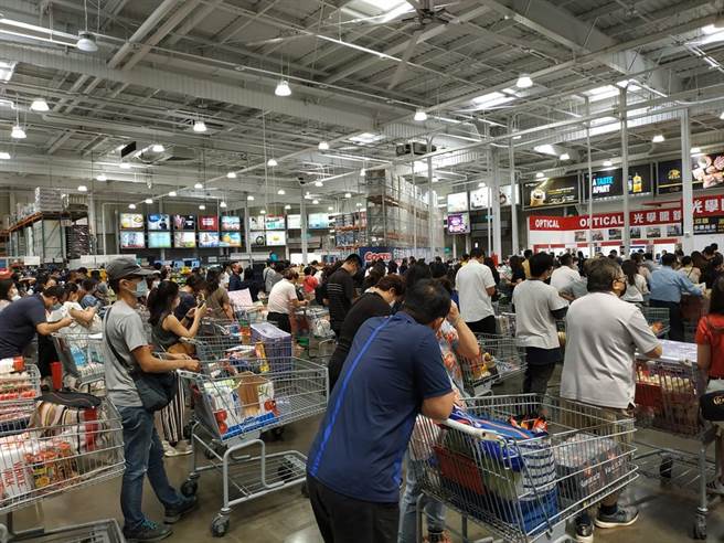 一位民眾今(29日)下午表示「台中好市多目前人爆多，光排队已经30分钟还是走不到收银台，要来的人请三思！」（摘自Costco好市多 商品经验老实说）