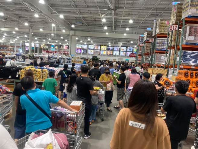好市多台中店满满的排队结帐人潮，让不少人难以置信表示「今天不是平日吗？」