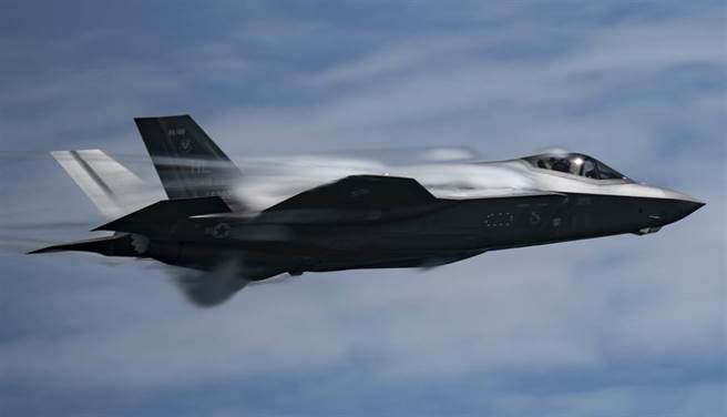 俄罗斯媒体28日披露，美国开始全力夺取北极地区的主导权，五角大厦很快就会在阿拉斯加州的2座空军基地，部署包括F-35等多达150架隐形战斗机。图为F-35战机8月14日在马里兰为空展预演的画面。（美国空军）