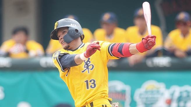 陈伟汉挥出2分全垒打，帮助中信兄弟二军在总冠军赛旗开得胜。（中职提供／廖德修台北传真）