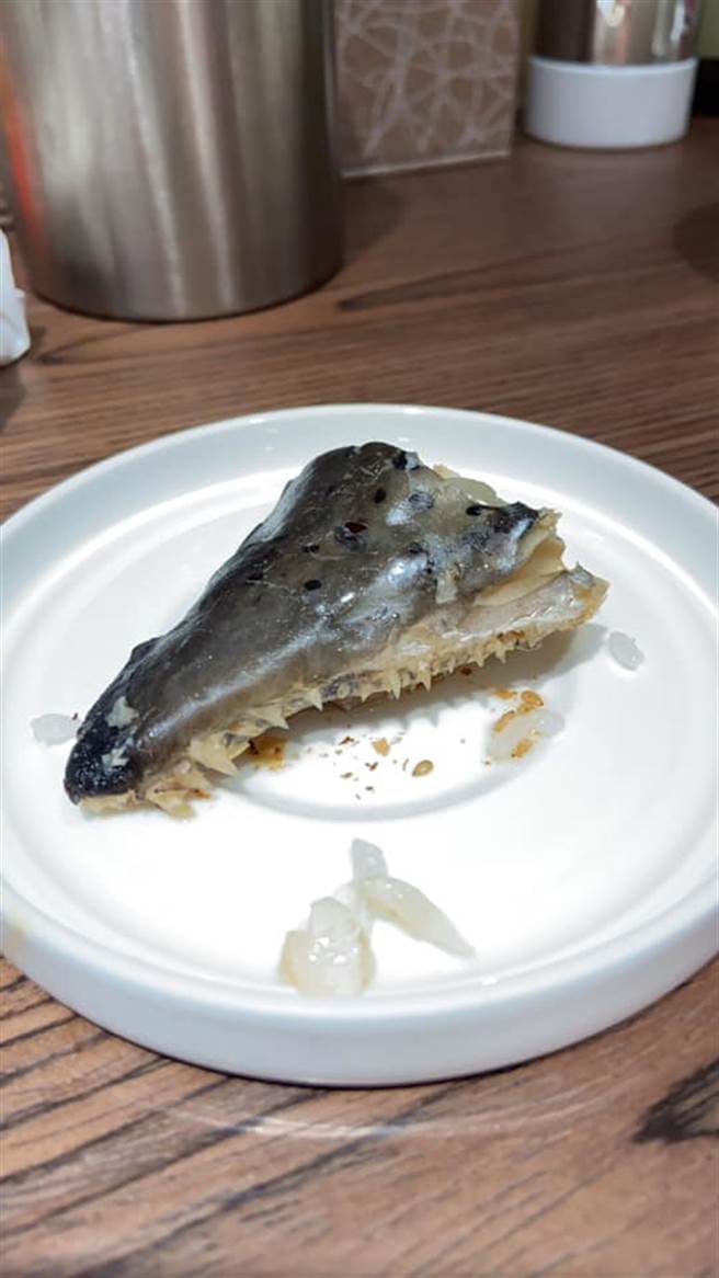 原PO在「爆怨公社」上表示，老婆月子餐出现一块恐怖的鱼肉，不但老婆看了不敢吃，连捡菜尾的他一看都整个没胃口。（摘自爆怨公社）