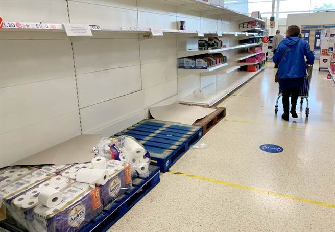 英国第二波新冠肺炎疫情即将来袭，当地囤货潮再现，一名单亲妈妈过去2周持续到超市扫货，扫光各大卖场的卫生纸等清洁用品，她一共囤了200卷厕所卫生纸、12罐漂白水等各种用品，总共花费约新台币18万元。图为英国曼彻斯特超市现况。（图／路透社）
