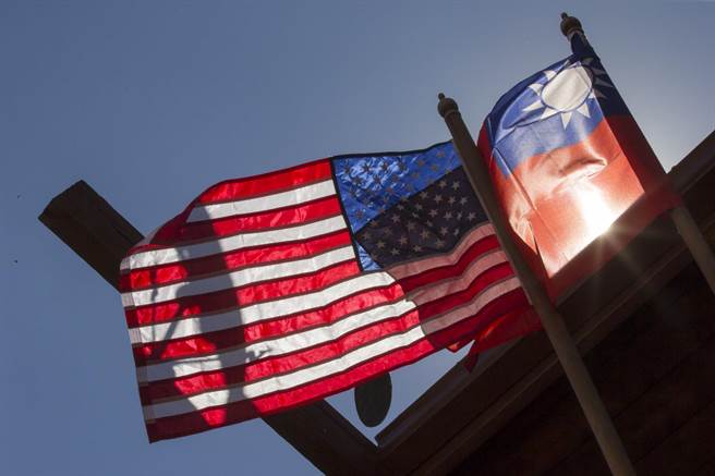 台美建交蔡政府為何「踩剎車」？學者爆美方內幕。圖為中華民國國旗與美國國旗。(圖/翻攝自 蔡英文總統 推特)