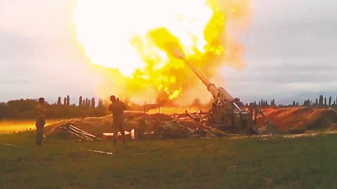 亚美尼亚和亚塞拜然衝突扩大。亚塞拜然官方电视台公布炮击亚美尼亚画面。（路透）