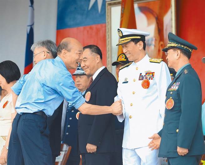 陆军官校95周年校庆典礼结束时，时任高雄市长韩国瑜（左）16日以校友身分观礼，并与时任参谋总长李喜明（右二）握手致意。（图/本报系资料照，陈怡诚摄）