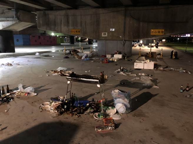 民权桥下60人烤肉趴「留满地垃圾」，炭火没灭人就跑光。（图／翻摄自PTT）
