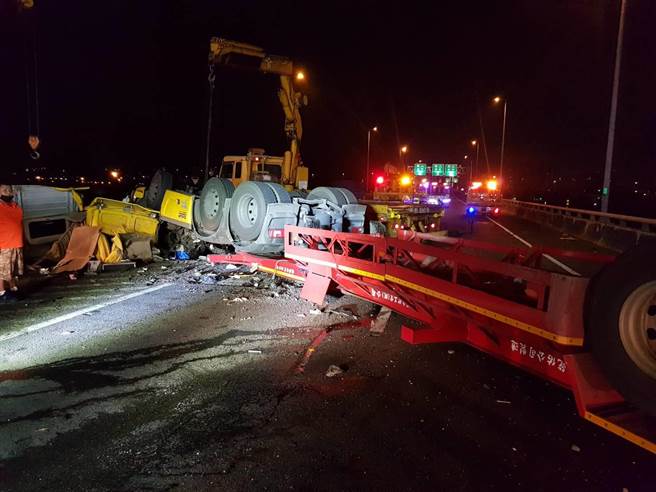 氢气槽车从国道彰化系统坠落爆炸。（彰化县消防队提供／吴敏菁彰化传真）