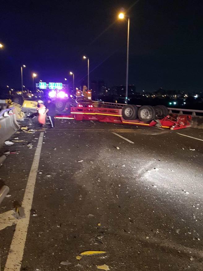 氢气槽车从国道彰化系统坠落爆炸，炸得粉碎。（国道七队提供／吴敏菁彰化传真）