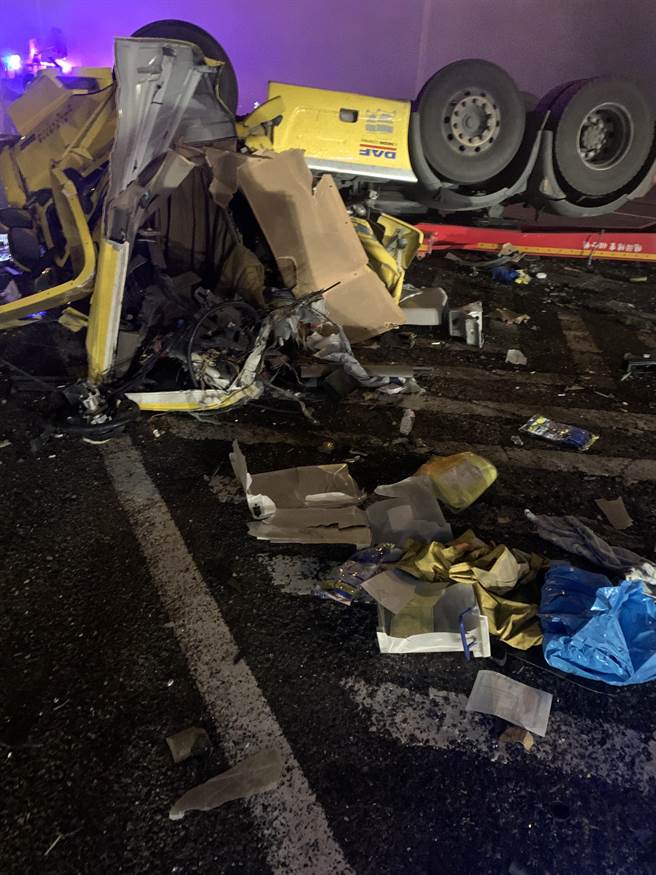 氢气槽车从国道彰化系统坠落爆炸。（国道七队提供／吴敏菁彰化传真）