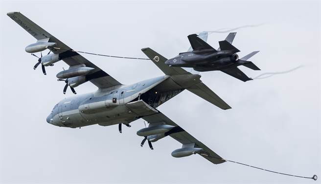 C-130J加油机为F-35B战机空中加油的资料照。（达志影像/Shutterstock）