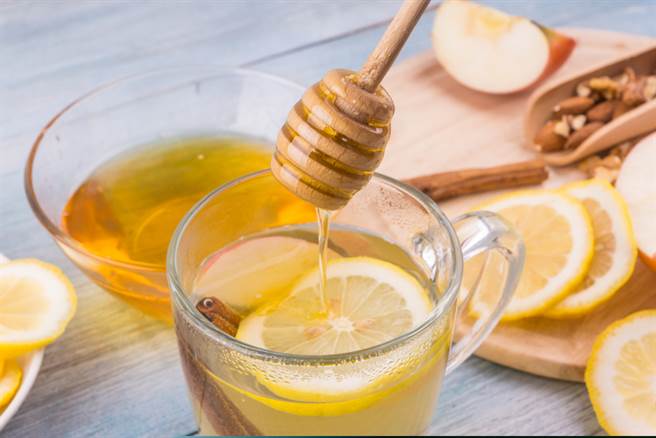 蜂蜜水「8注意事项」一次看懂，医师提醒，2种人别乱喝。（示意图／Shutterstock）