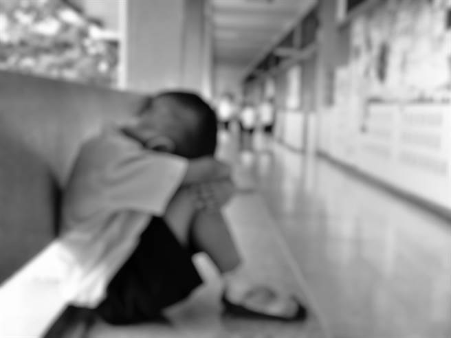 一名国小男童，因老师认为他午休会打扰其他同学，长达一年时间，每周一次全日班时，都被要求搬椅子自己睡在教室外阳台，家长愤怒提国赔。（示意图，达志影像/shutterstock）