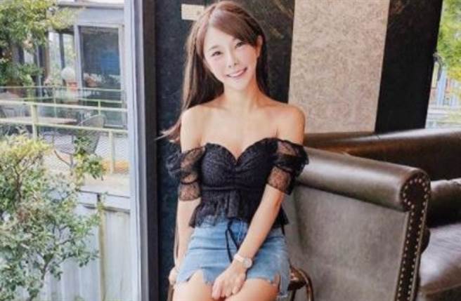 巫苡萱拥有32D、24、33的惹火三围。（图／IG@avawu0726）