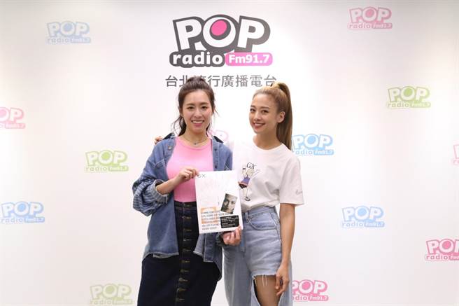 鬼鬼吴映洁(右)到POP_Radio跟主持人Emily分享首张专辑幕后故事。（POP Radio提供）