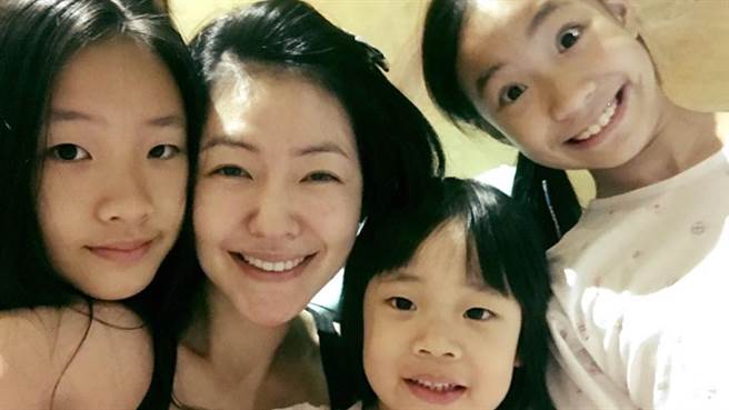 小S與三位女兒互動宛如姐妹。（圖／FB@小S）