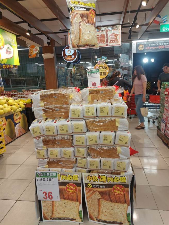 一位网友在脸书「我爱全联-好物老实説」上表示，「烤肉的时刻真的到了，第一次看到吐司山。（摘自我爱全联-好物老实説）