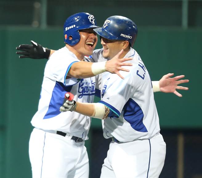 富邦悍将蒋智贤敲出3分炮，与张进德相拥。（陈怡诚摄）