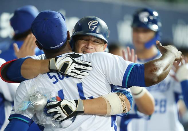 富邦悍将蒋智贤敲出3分炮，与索沙相拥。（陈怡诚摄）