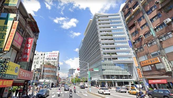 新店2男呛自小客闯红灯，7恶煞衝下车当街围砍。(中时资料库)