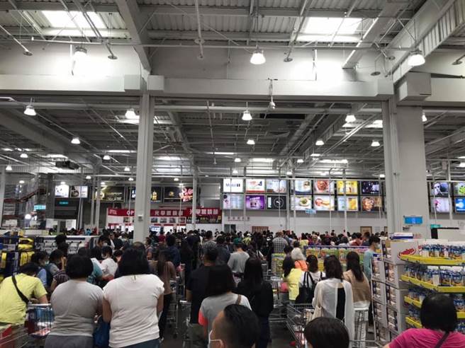 中秋節連假蓄勢待發！這幾天是許多民眾的烤肉備貨潮，日前台中好市多更傳出人潮爆滿，排隊30分鐘都走不到收銀台的盛況。（摘自Costco好市多 商品經驗老實說）