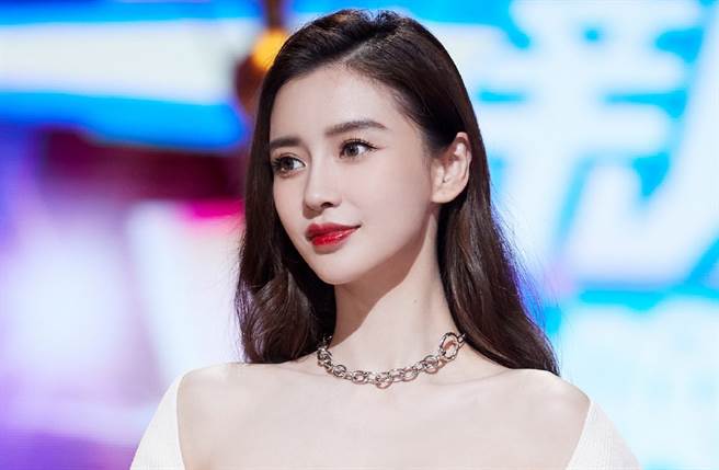 Angelababy擁有一張宛如洋娃娃般的混血臉蛋。(取自楊穎工作室微博)