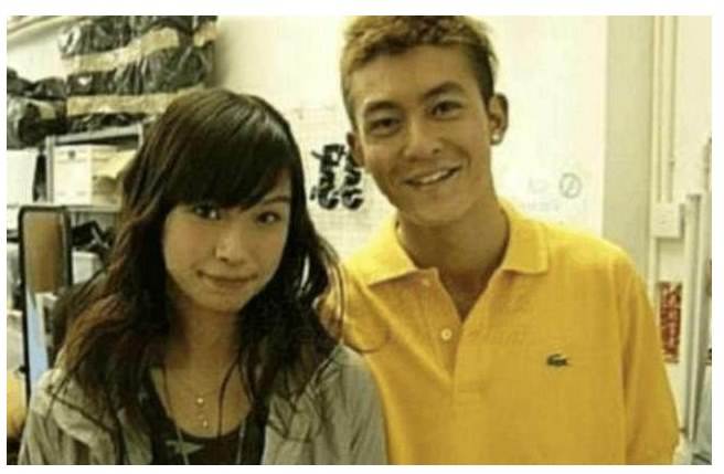 陸網近日又突然瘋傳這張Baby、陳冠希早年合照。(取自微博)