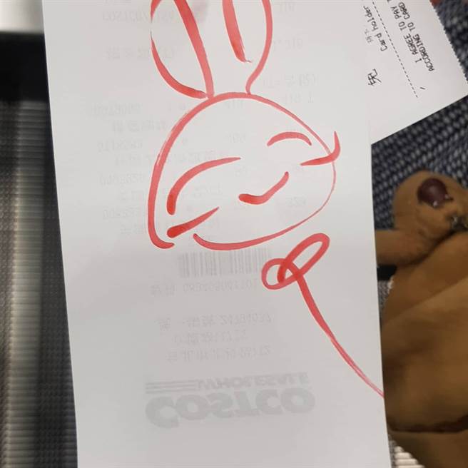 發票檢查員發現原PO帶著2歲兒子，便在發票上畫了應景的微笑兔寶寶，讓他們感動不已 (圖／Costco好市多 商品經驗老實說)