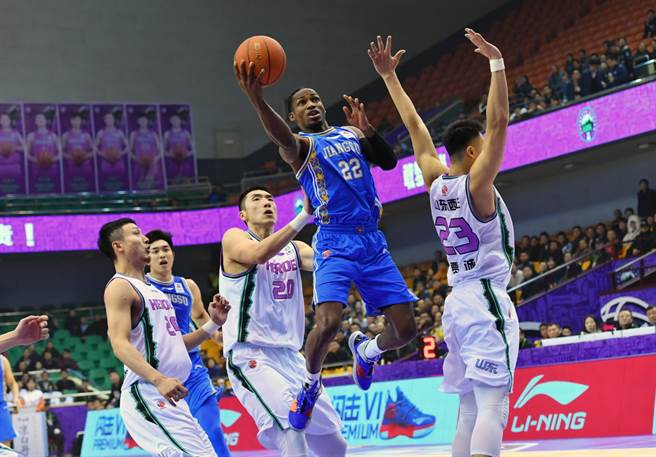 上季效力江苏的吉布森(中)，预计加盟北京取代林书豪位置。(新华社)