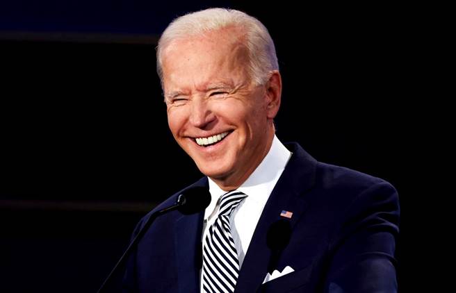 美國總統大選首場辯論吵翻天，不過民主黨候選人拜登大豐收，1小時內的募款金額創下380萬美元（約新台幣1億元）新紀錄，辯論會當晚共吸納21.5萬人募款1,000萬美元（約新台幣2.89億元）。（圖／路透社）