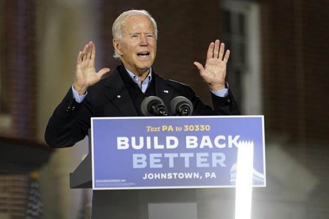 拜登（见图）辩论时加强手势，展现强势的一面，但他不时眼睛闭一下，被认为是记忆体断线了。（美联社）