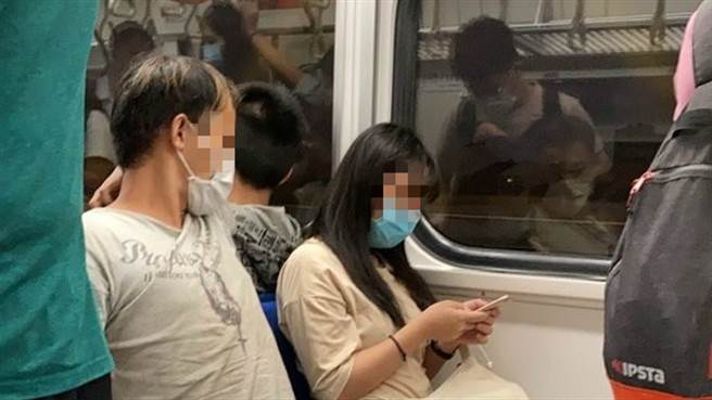 一名女子在台铁遇怪阿伯骚扰，也不敢吭声，幸有好心乘客出手。（图／翻摄自Dcard）