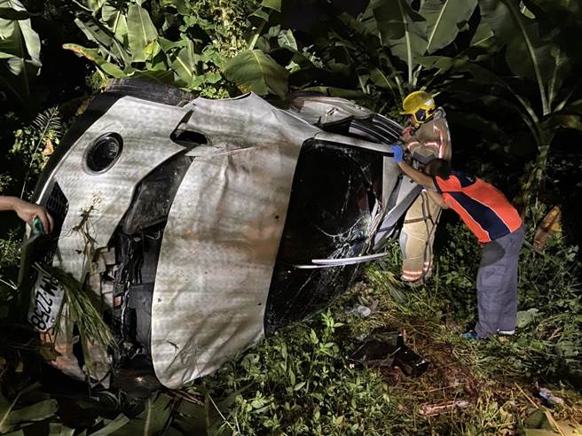 台南市六甲区昨天深夜发生一起休旅车衝落边坡的意外，驾驶不幸身亡，据了解是前职棒球员买嘉瑞。（读者提供／庄曜聪台南传真）