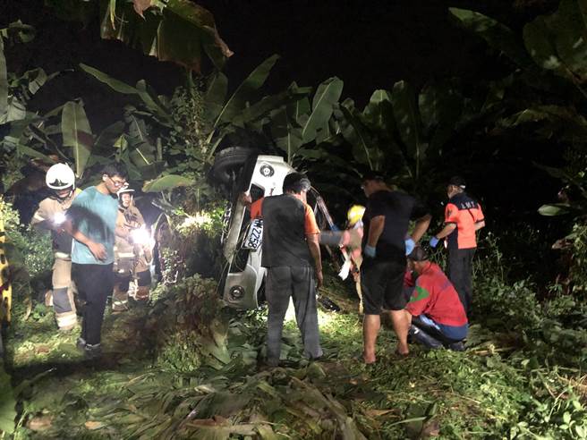 台南市六甲区昨天深夜发生一起休旅车衝落边坡的意外，驾驶不幸身亡，据了解是前职棒球员买嘉瑞。（读者提供／庄曜聪台南传真）