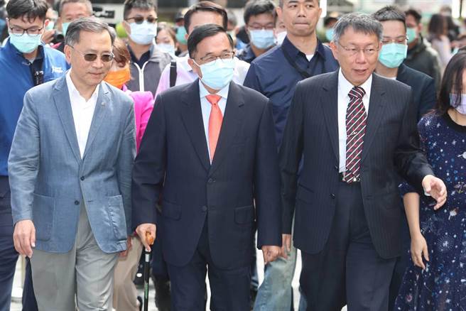 台北市長柯文哲（前右）、前總統陳水扁（前中）1日出席台北設市百年交流分享。（杜宜諳攝）