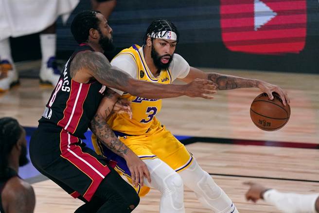 湖人前锋安东尼戴维斯生涯首次打总冠军赛，表现就很出色。(美联社)