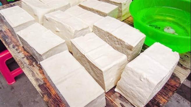 阿伯「塑胶袋装豆腐」想邮寄遭拒怒谯，原PO将所有事情始末PO上网抱怨，但网友却认为这背后有心酸的故事。（图／翻摄自爆废公社公开版）