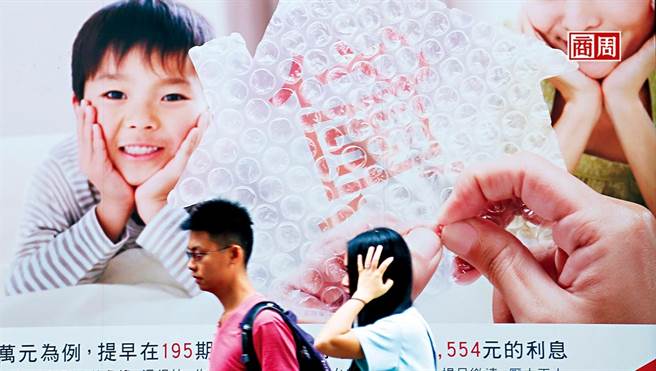 以前办房贷，消费者比的是谁的利率低;当进入数位化时代， 还要比谁的流程简便、谁最快核贷。(图/商周提供)