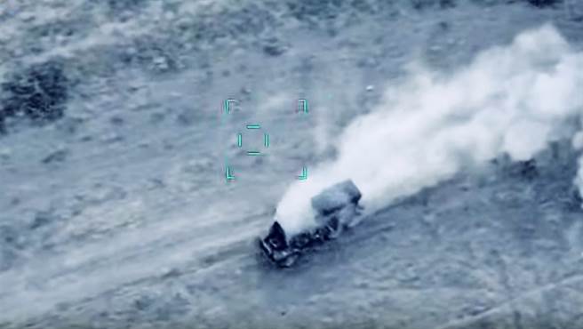 亚塞拜然国防部连日来公布数则瞄准、炮击亚美尼亚军方设施的影片。（图／美联社、亚塞拜然国防部）