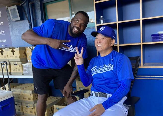 富邦悍将洋投索沙跟总教练洪一中关系相当不错。（邓心瑜摄）