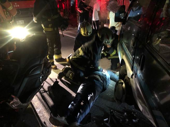 三峡黄牌重机衝撞厢型车卡车底重伤身亡。(新北市消防局)