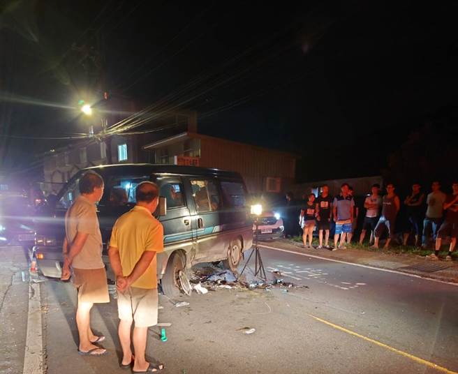 三峡黄牌重机衝撞厢型车卡车底重伤身亡。(新北市消防局)