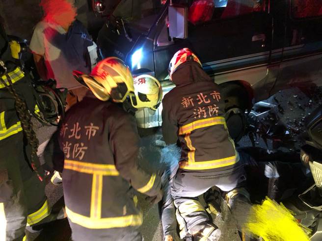 三峡黄牌重机衝撞厢型车卡车底重伤身亡。(新北市消防局)