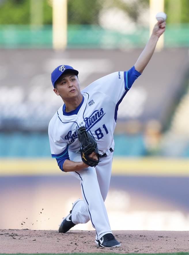 富邦悍将先发投手陈仕朋。（季志翔摄）