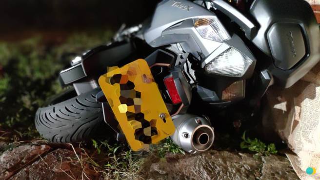 三峡黄牌重机衝撞厢型车卡车底重伤身亡。(新北市消防局)