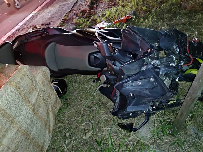 三峡黄牌重机衝撞厢型车卡车底重伤身亡。(新北市消防局)