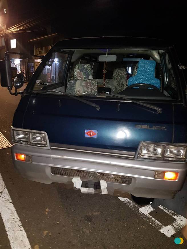 三峡黄牌重机衝撞厢型车卡车底重伤身亡。(新北市消防局)