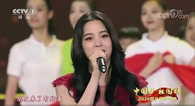 欧阳娜娜上央视唱「我的祖国」引爆争论。（图／大陆央视）